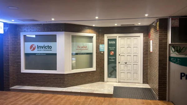 Entrada real de la clínica Invicto por el pasaje