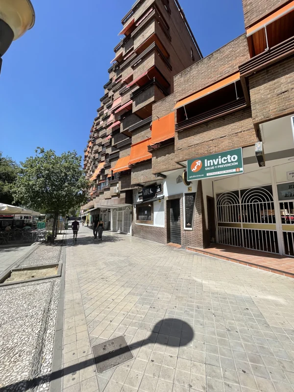 Acceso al pasaje de la clínica Invicto en Plaza Albert Einstein